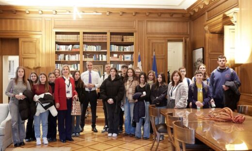 Τηλεδιάσκεψη Μητσοτάκη με μαθητές από τον Βόλο: Μην είστε μονίμως «κολλημένοι» σε μία εφαρμογή κινητού