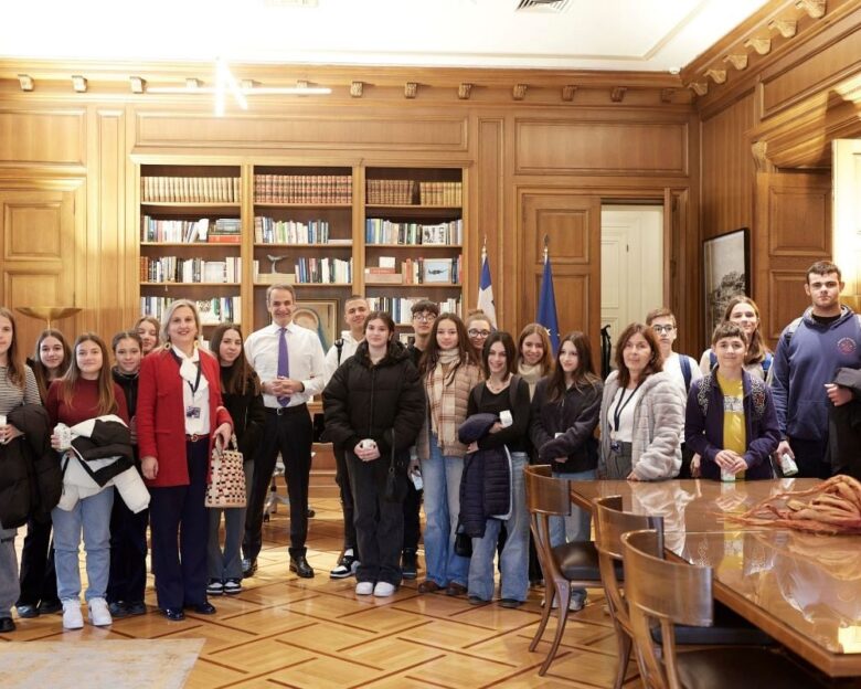 Τηλεδιάσκεψη Μητσοτάκη με μαθητές από τον Βόλο: Μην είστε μονίμως «κολλημένοι» σε μία εφαρμογή κινητού