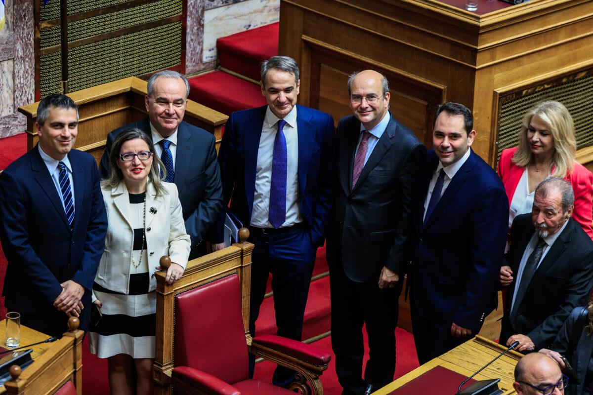 Απόλυτη κυριαρχία Μητσοτάκη και ΝΔ  οι ειδήσεις από τα πηγαδάκια της Βουλής στην ψήφιση του προϋπολογισμού  η απουσία Σαμαρά  το ραντεβού του ΣΥΡΙΖΑ τον Φλεβάρη