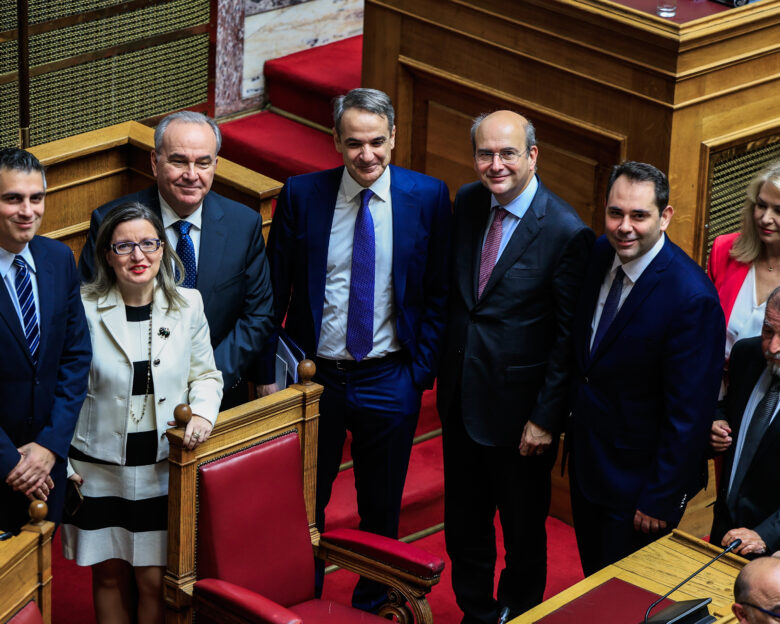 Απόλυτη κυριαρχία Μητσοτάκη και ΝΔ  οι ειδήσεις από τα πηγαδάκια της Βουλής στην ψήφιση του προϋπολογισμού  η απουσία Σαμαρά  το ραντεβού του ΣΥΡΙΖΑ τον Φλεβάρη