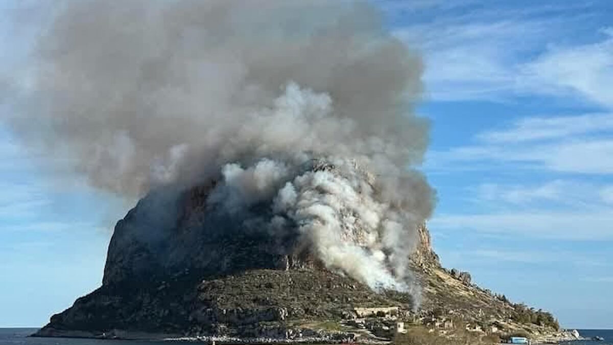 Φωτιά στη Μονεμβασιά: Σηκώθηκαν δύο ελικόπτερα