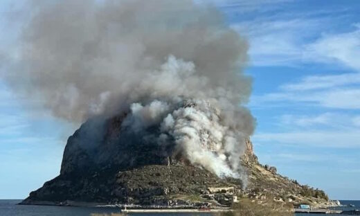 Φωτιά στη Μονεμβασιά: Σηκώθηκαν δύο ελικόπτερα