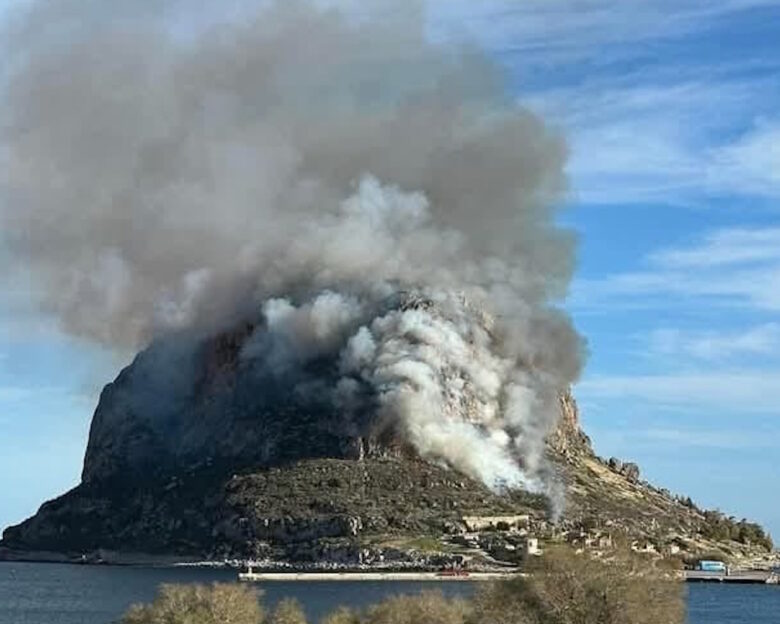 Φωτιά στη Μονεμβασιά: Σηκώθηκαν δύο ελικόπτερα