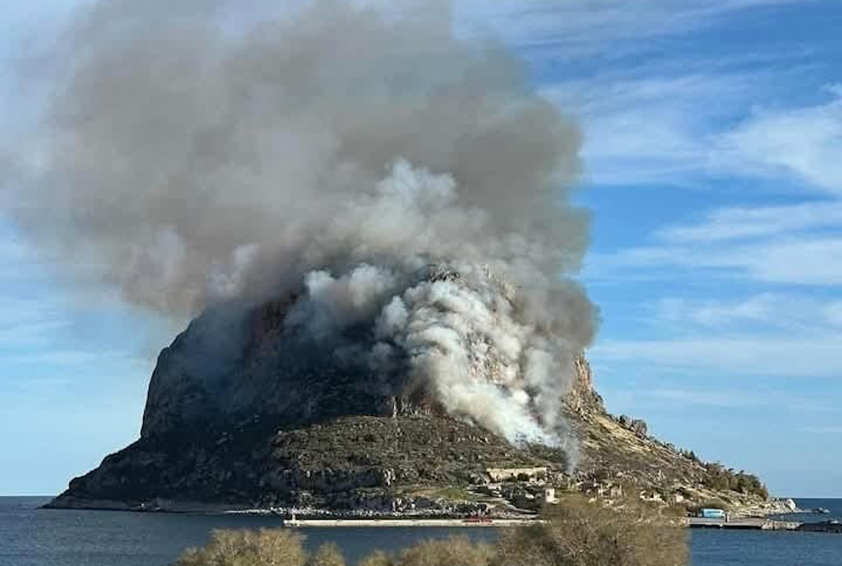 Φωτιά στη Μονεμβασιά: Σηκώθηκαν δύο ελικόπτερα