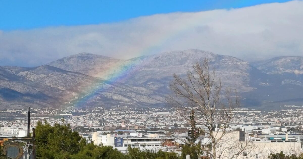 Καιρός: Χιονίζει στην Πάρνηθα – Ευχάριστη έκπληξη το ουράνιο τόξο