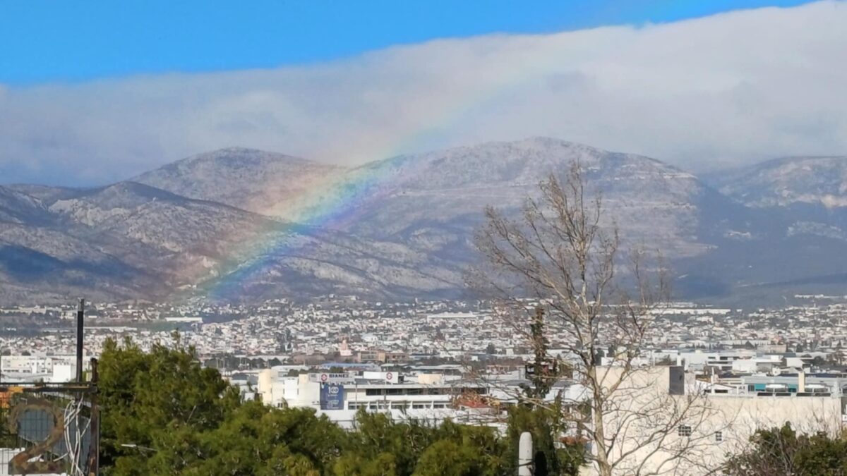 Καιρός: Χιονίζει στην Πάρνηθα – Ευχάριστη έκπληξη το ουράνιο τόξο