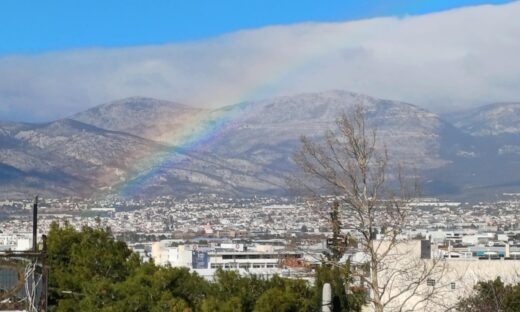 Καιρός: Χιονίζει στην Πάρνηθα – Ευχάριστη έκπληξη το ουράνιο τόξο