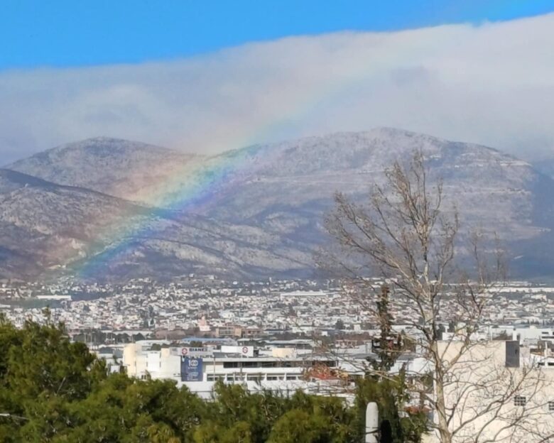 Καιρός: Χιονίζει στην Πάρνηθα – Ευχάριστη έκπληξη το ουράνιο τόξο