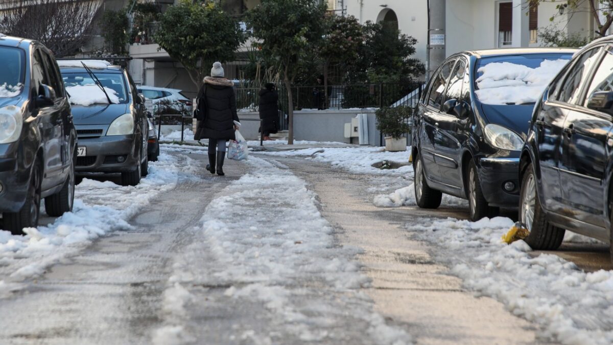 Οι εύκολοι και γρήγοροι τρόποι για να λιώσει το χιόνι στους δρόμους, χωρίς αλάτι 