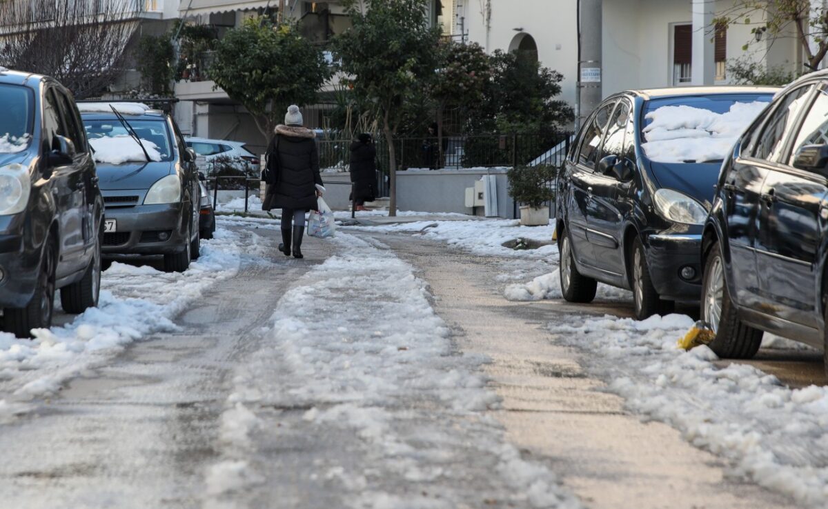 Οι εύκολοι και γρήγοροι τρόποι για να λιώσει το χιόνι στους δρόμους, χωρίς αλάτι 