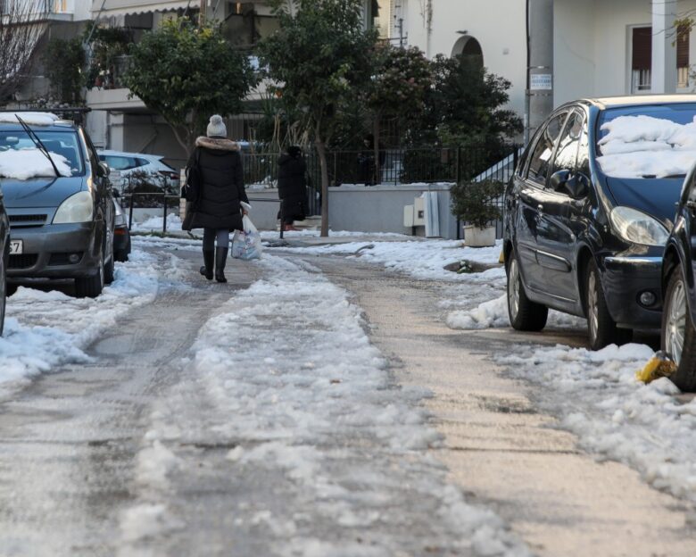 Οι εύκολοι και γρήγοροι τρόποι για να λιώσει το χιόνι στους δρόμους, χωρίς αλάτι 