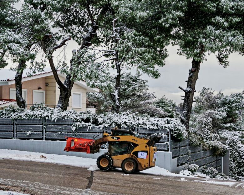 Διακόπηκε η κυκλοφορία στη λεωφόρο Πάρνηθας λόγω χιονιού