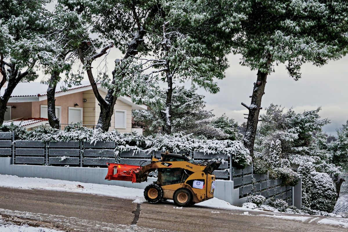 Διακόπηκε η κυκλοφορία στη λεωφόρο Πάρνηθας λόγω χιονιού