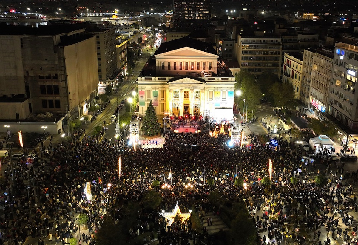 Η νύχτα έγινε μέρα στον Πειραιά στη φωταγώγηση του χριστουγεννιάτικου δέντρου – 100.000 λαμπιόνια, βεγγαλικά και live συναυλία με την Κατερίνα Λιόλιου powered by Πρωτοχρονιάτικο Λαχείο