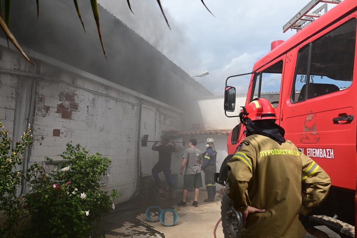 Φωτιά σε διαμέρισμα στην πλατεία Αμερικής – Οι καπνοί εγκλώβισαν ενοίκους