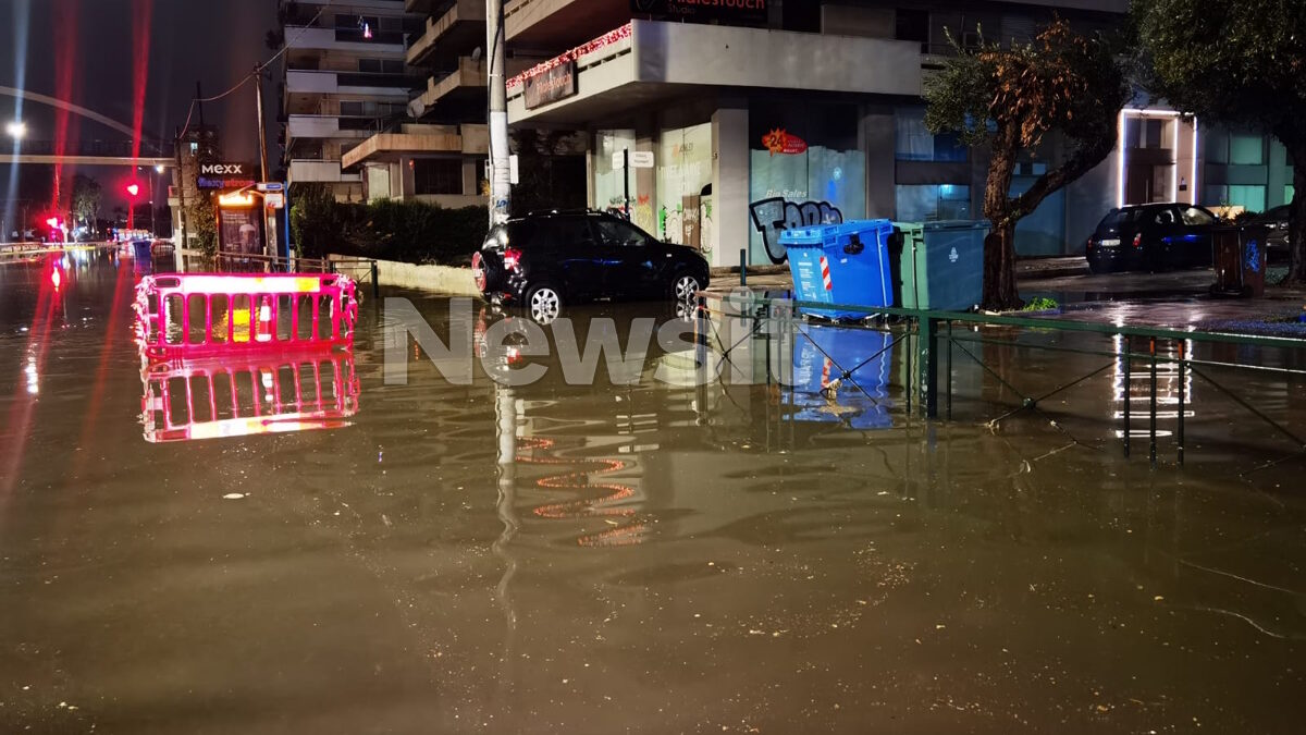 Κακοκαιρία «Elena»: Σε λίμνη μετατράπηκε η Ποσειδώνος στο ύψος του Καλαμακίου