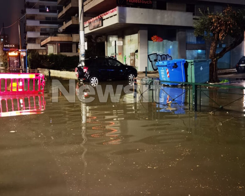 Κακοκαιρία «Elena»: Σε λίμνη μετατράπηκε η Ποσειδώνος στο ύψος του Καλαμακίου – Διακοπή κυκλοφορίας και στη λεωφόρο Πάρνηθας