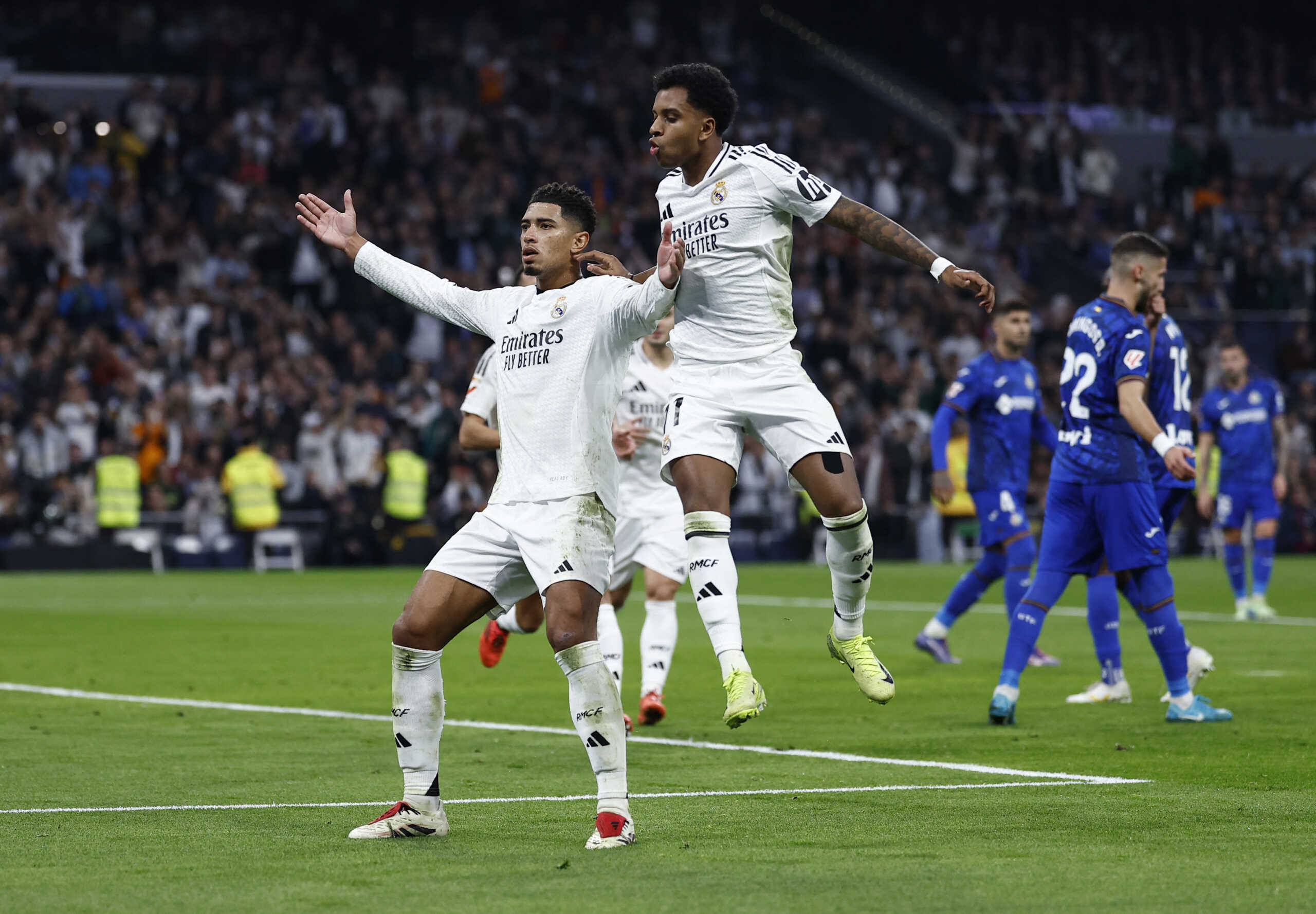 Soccer Football - LaLiga - Real Madrid v Getafe - Santiago Bernabeu, Madrid, Spain - December 1, 2024 Real Madrid's Jude Bellingham celebrates scoring their first goal with Rodrygo REUTERS