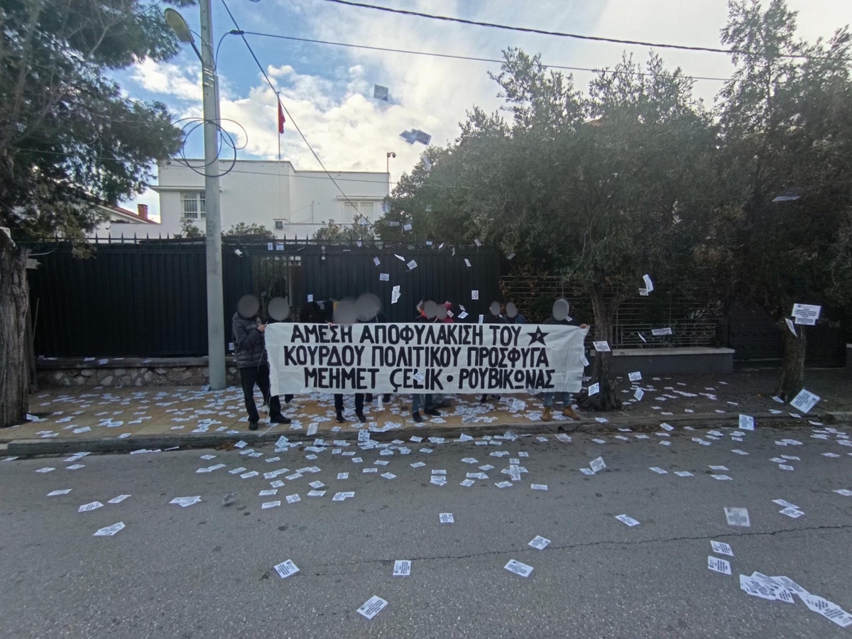 Στο τουρκικό προξενείο ο Ρουβίκωνας: «Άμεση αποφυλάκιση του Κούρδου Mehmet Celik»