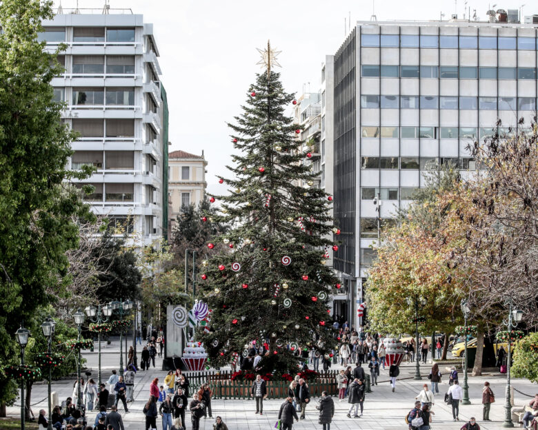 Η «γκρίνια» για την ακρίβεια, τα καλάθια που δεν επαρκούν και η εμμονή για τον ΦΠΑ