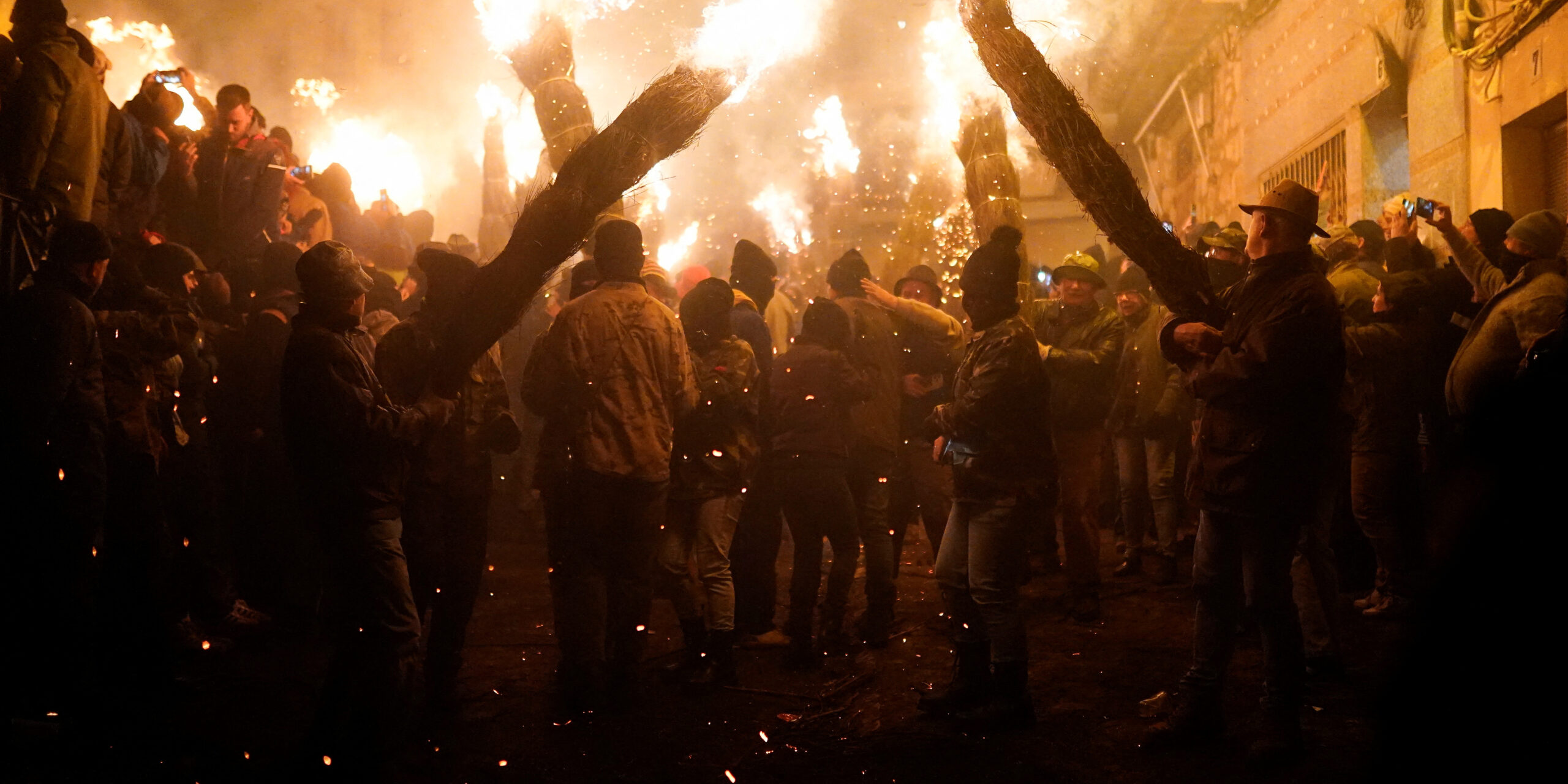 Los Escobazos: Το ισπανικό έθιμο με τις φλεγόμενες σκούπες