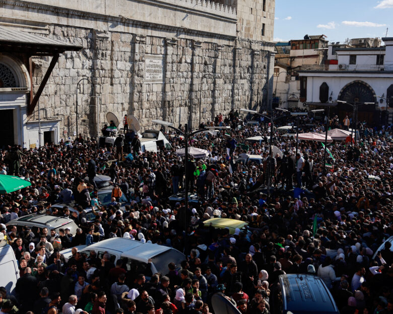 Συρία: Πλήθος κόσμου στους δρόμους για να γιορτάσουν την πτώση του Άσαντ – Το κάλεσμα του αλ Τζολάνι