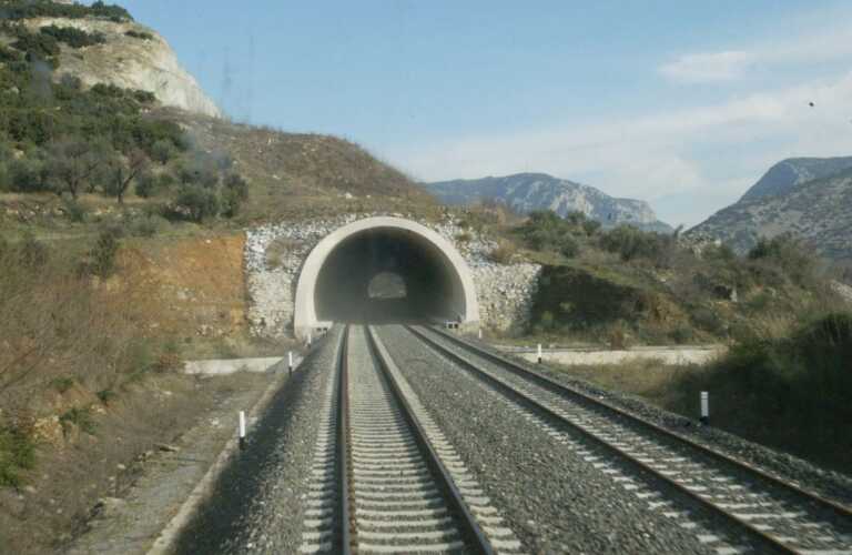 Κλειστή παραμένει η σήραγγα στα Τέμπη από την κακοκαιρία Bora - Μάχη να δοθεί αύριο στην κυκλοφορία, ένα λεπτό πριν κλείσει, περνά αμαξοστοιχία