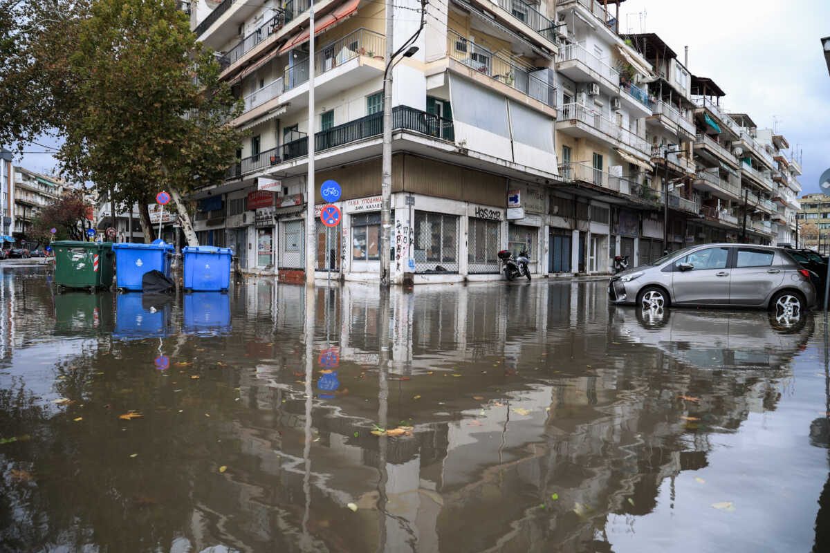 Κακοκαιρία Bora: Μήνυμα 112, ριπές ανέμων 95 χλμ./ώρα και κλειστοί δρόμοι στη Θεσσαλονίκη – Απεγκλωβίστηκε οικογένεια στη Χαλκιδική