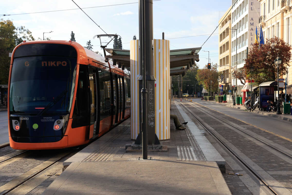 Συμμορία ανηλίκων έκλεβε αλυσίδες λαιμού από επιβάτες σε στάσεις λεωφορείων και τραμ – Τέσσερις συλλήψεις