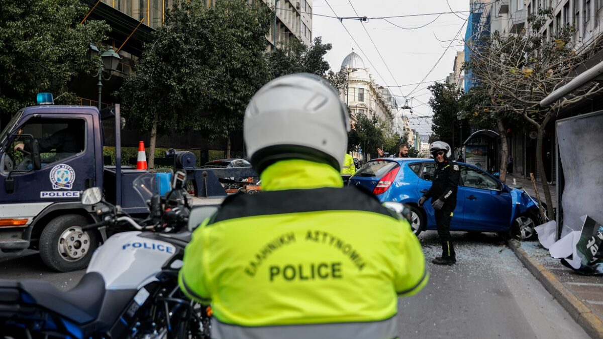 Λεωφόρος Συγγρού: Μεθυσμένος οδηγός παρέσυρε σταθμευμένα μηχανάκια σε παράδρομο