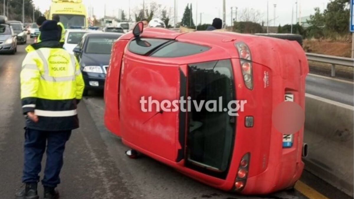 Θεσσαλονίκη: Αυτοκίνητο με δύο ανήλικα ανατράπηκε στον περιφερειακό – Μεταφέρθηκαν προληπτικά στο «Γ. Γεννηματάς»