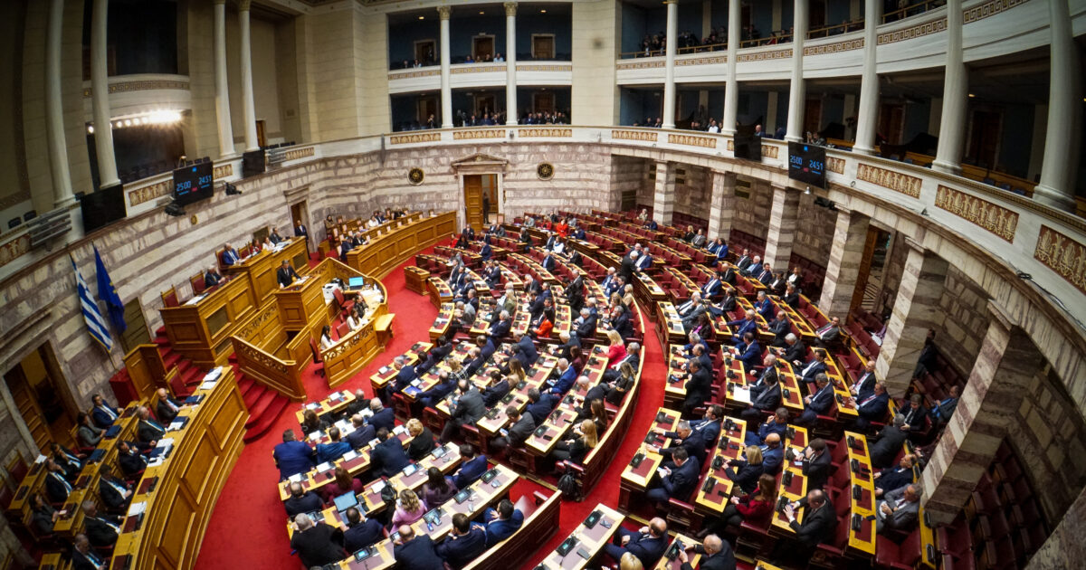 Υπερψηφίστηκε ο προϋπολογισμός στη Βουλή με 159 ναι, 139 όχι και δύο απουσίες Σαμαρά και Σαλμά