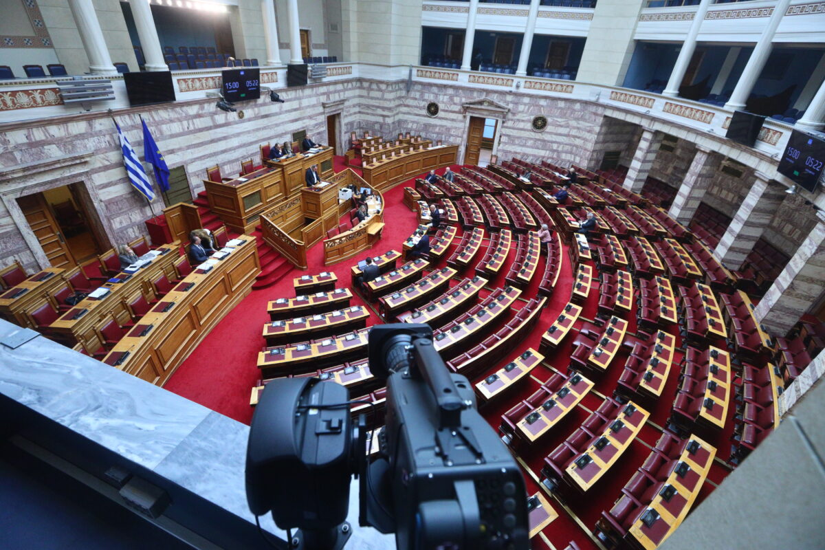 Γιατί τα κόμματα πρέπει να παίξουν τα ρέστα τους το 2025