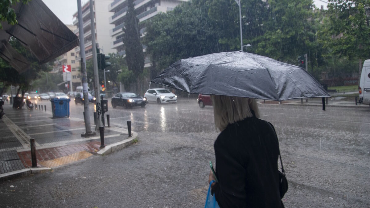 Καιρός σήμερα: Καταιγίδες και βροχές με θερμοκρασία ως τους 20 βαθμούς – Που θα χιονίσει