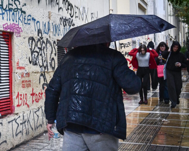 Καιρός σήμερα: Σποραδικές καταιγίδες και βροχές σε όλη τη χώρα – Που θα χιονίσει