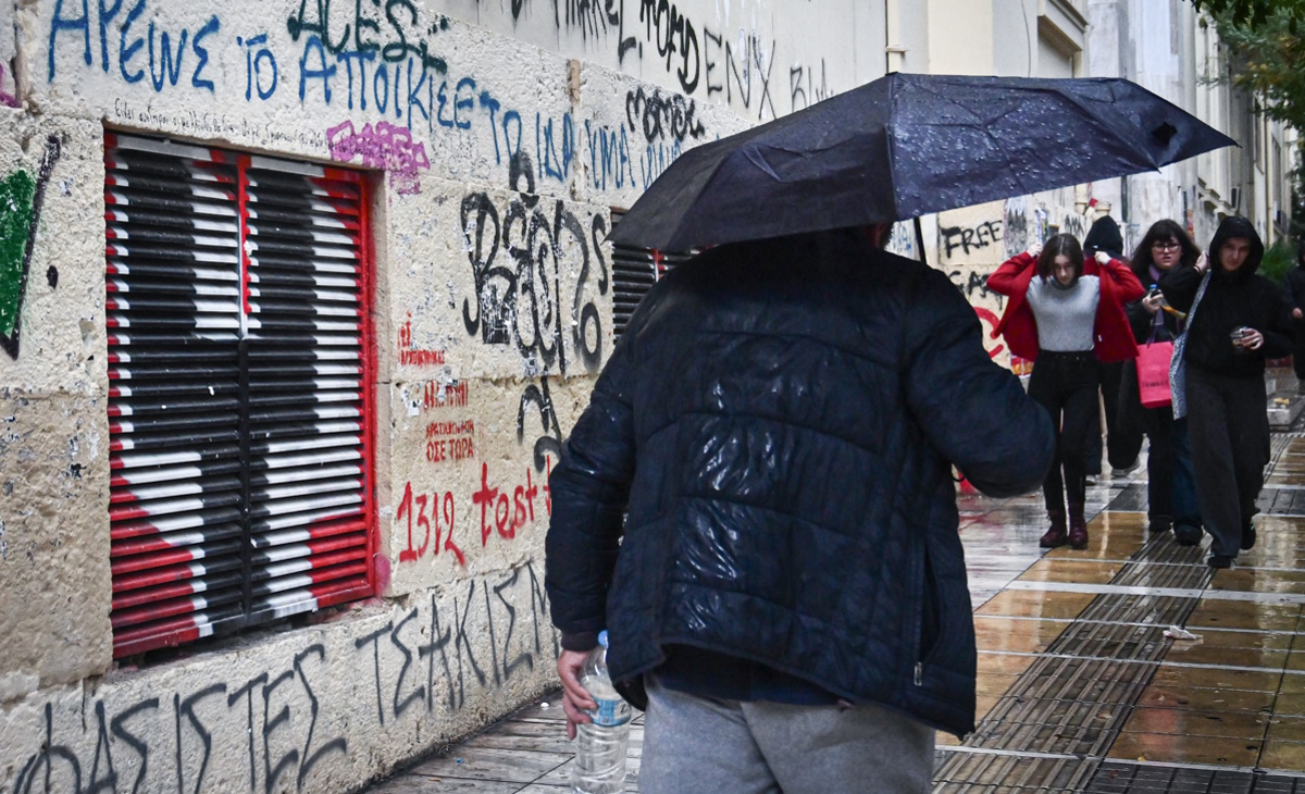 Καιρός σήμερα: Σποραδικές καταιγίδες και βροχές σε όλη τη χώρα – Που θα χιονίσει