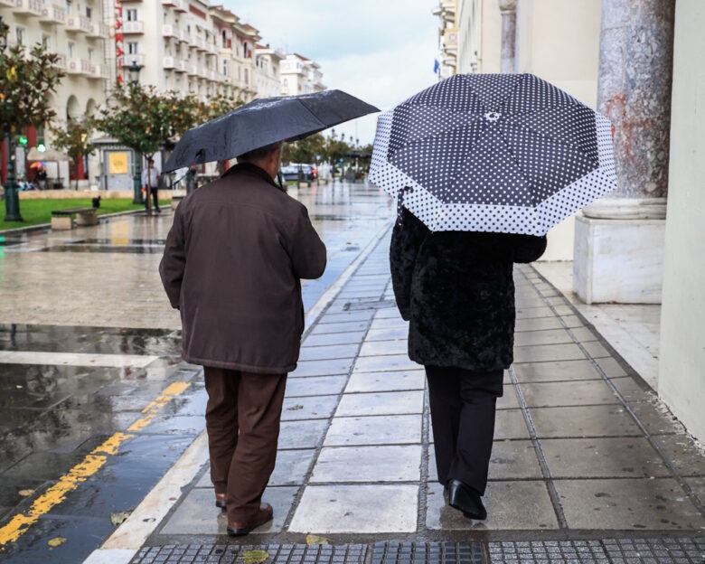 Καιρός σήμερα: Βροχές σε Εύβοια, Κυκλάδες, Κρήτη και Αιγαίο και θερμοκρασία ως τους 16 βαθμούς