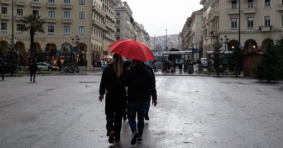 Βροχές και σποραδικές καταιγίδες σχεδόν σε όλη τη χώρα με μικρή άνοδο της θερμοκρασίας