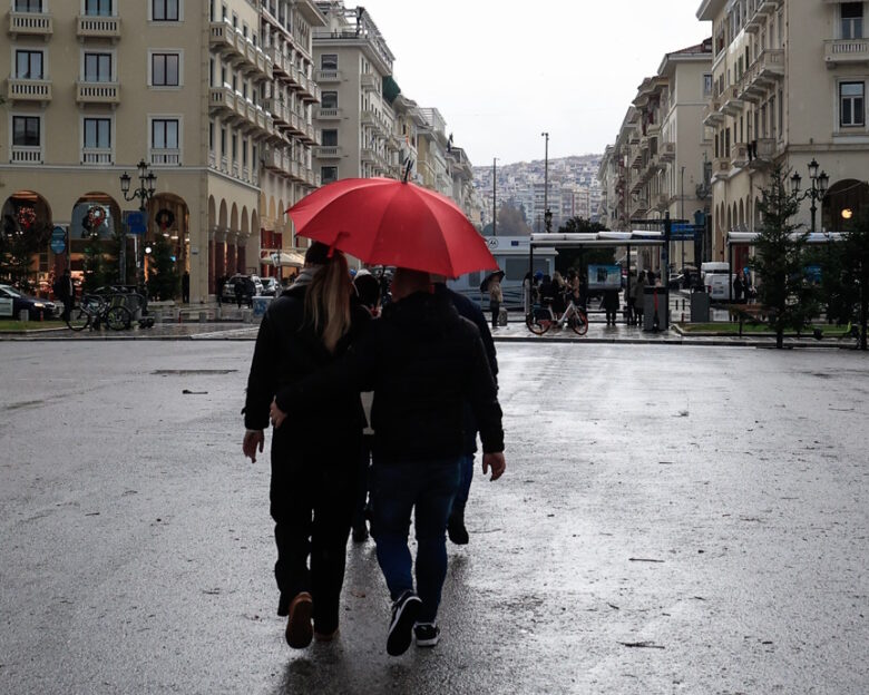 Καιρός αύριο: Βροχές και σποραδικές καταιγίδες σχεδόν σε όλη τη χώρα με μικρή άνοδο της θερμοκρασίας