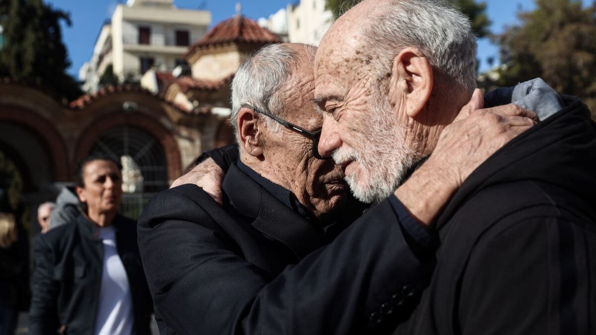 Κώστας Χαρδαβέλλας: Συγκίνηση στο τελευταίο αντίο στον δημοσιογράφο – Λύγισαν οι θρυλικοί «Ρεπόρτερς» στην κηδεία του «αδελφού» τους