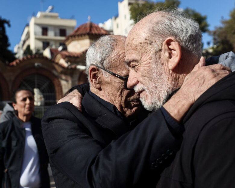 Κώστας Χαρδαβέλλας: Συγκίνηση στο τελευταίο αντίο στον δημοσιογράφο – Λύγισαν οι θρυλικοί «Ρεπόρτερς» στην κηδεία του «αδελφού» τους