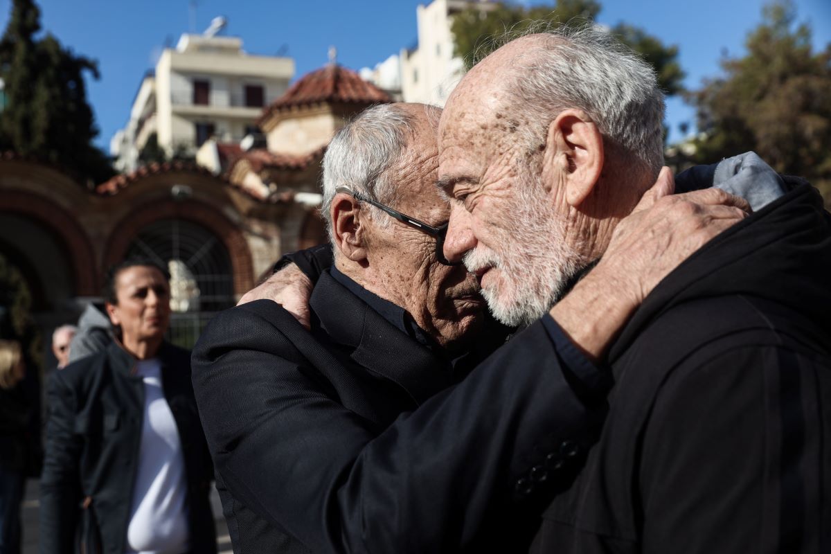 Κώστας Χαρδαβέλλας: Συγκίνηση στο τελευταίο αντίο στον δημοσιογράφο – Λύγισαν οι θρυλικοί «Ρεπόρτερς» στην κηδεία του «αδελφού» τους