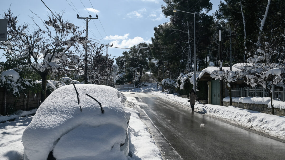 Καιρός: Επελαύνει ο χιονιάς και στην Αττική – Στα λευκά η Ιπποκράτειος Πολιτεία – Πότε υποχωρεί η κακοκαιρία