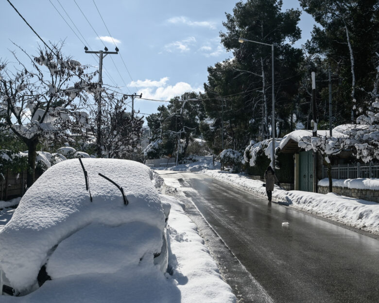 Καιρός: Χιόνια και χαμηλές θερμοκρασίες στην Αττική – Πότε θα υποχωρήσει η κακοκαιρία