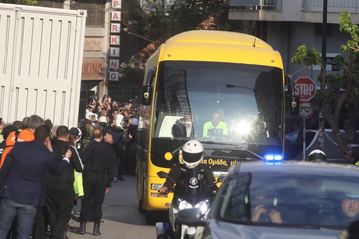 ΠΑΟΚ – ΑΕΚ: Με Μάριο Ηλιόπουλο και ισχυρή αστυνομική δύναμη αναχώρησε το πούλμαν της Ένωσης για την Τούμπα