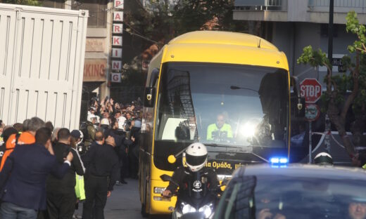 ΠΑΟΚ – ΑΕΚ: Με Μάριο Ηλιόπουλο και ισχυρή αστυνομική δύναμη αναχώρησε το πούλμαν της Ένωσης για την Τούμπα