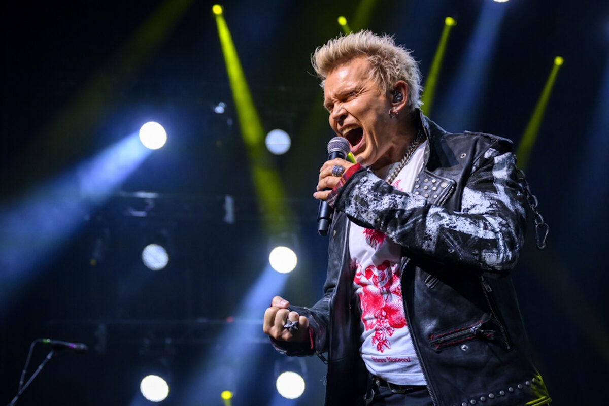 Billy Idol: Ανακοίνωσε νέα περιοδεία στη Βόρεια Αμερική στα 70 χρόνια της ζωής του