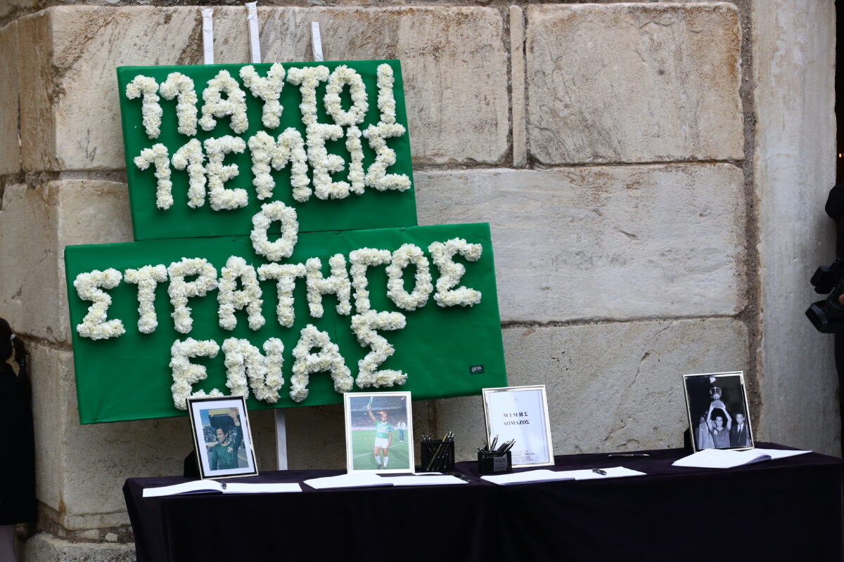 Μίμης Δομάζος: Το στεφάνι με την ιστορική φράση του Πούσκας «11 αυτοί 11 εμείς» στο λαϊκό προσκύνημα