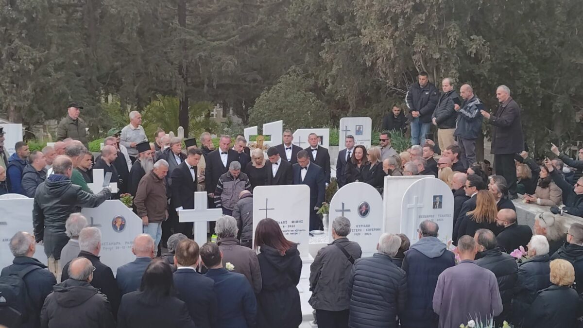 Μίμης Δομάζος: Ο ύμνος του Παναθηναϊκού και το τελευταίο χειροκρότημα για τον «Στρατηγό» στο Α’ Νεκροταφείο