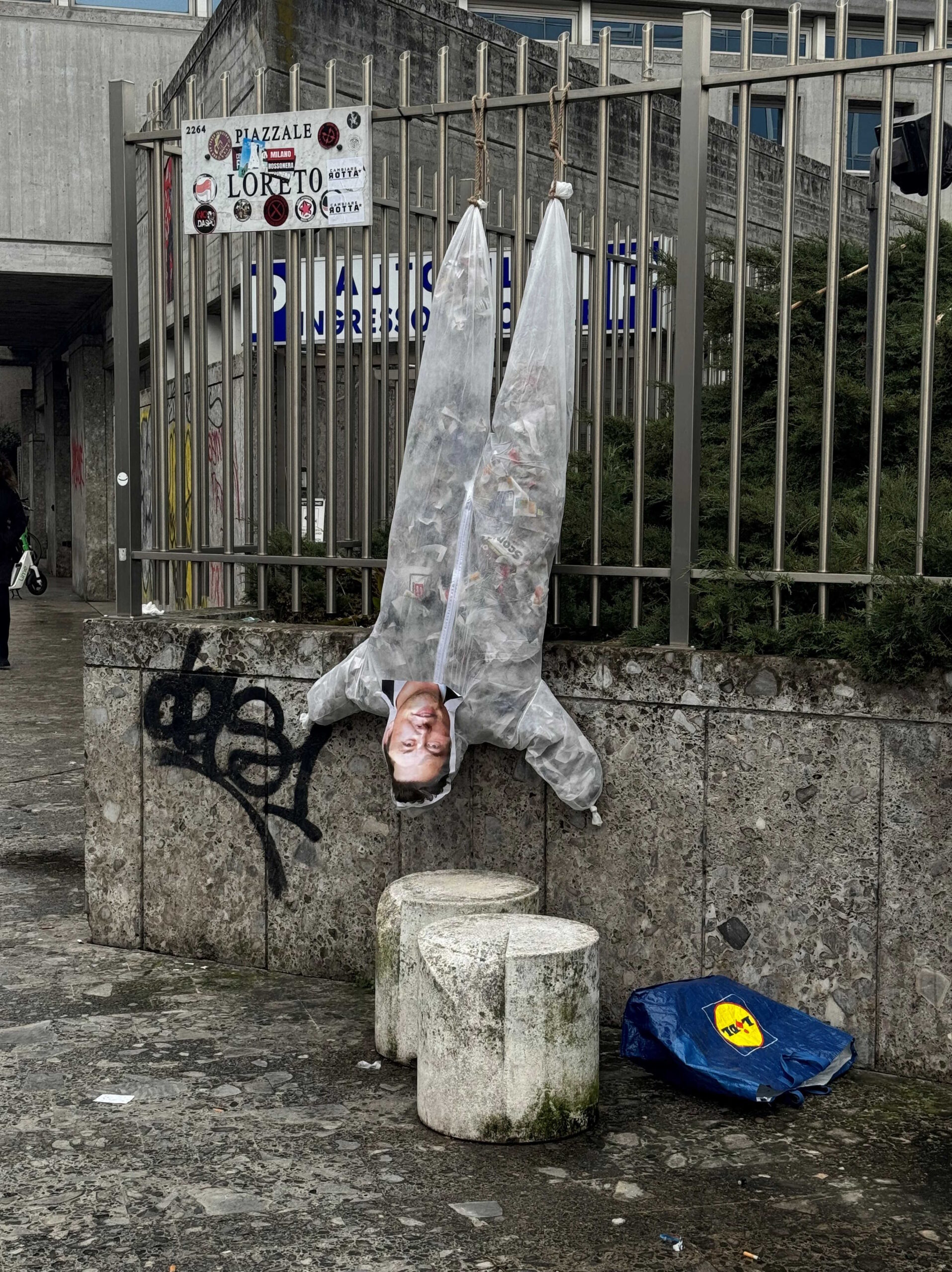 Κρέμασαν ομοίωμα του Έλον Μασκ ανάποδα σαν τον Μουσολίνι